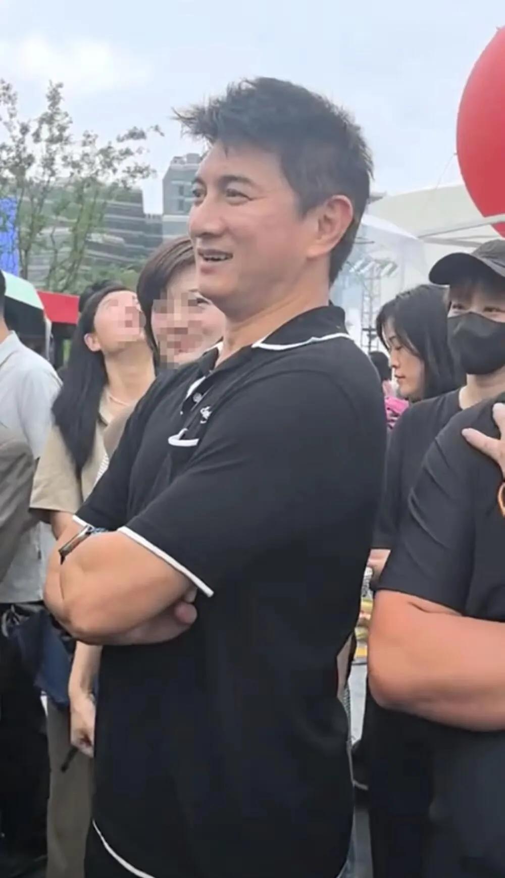 55岁的吴奇隆逛集市被网友偶遇，生图直接把人看呆了！没化妆没滤镜，脸上皱纹、皮肤