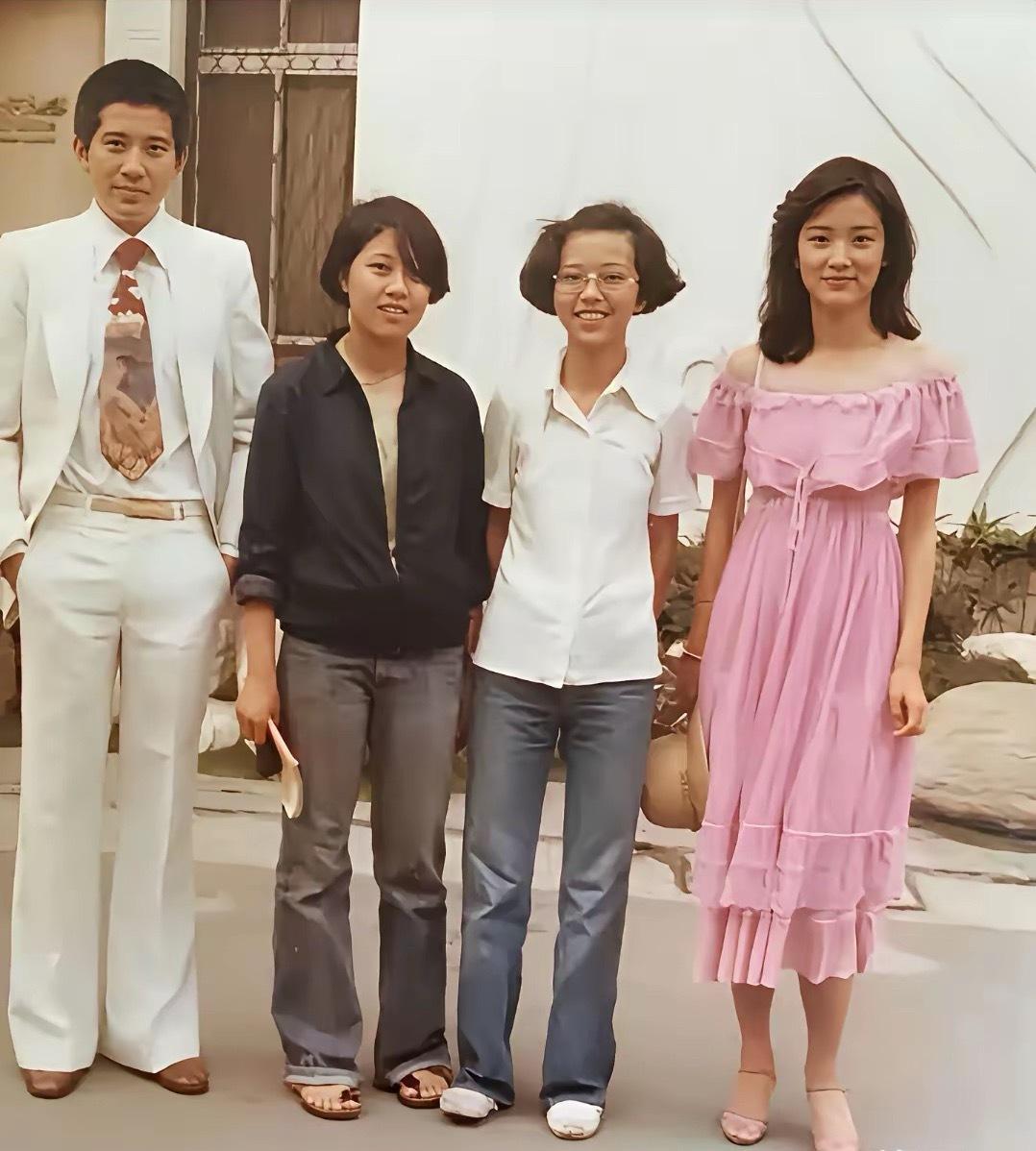 十八岁清色的林青霞让二十八的秦汉迷糊的，去哪里都跟着他，一脸的幸福