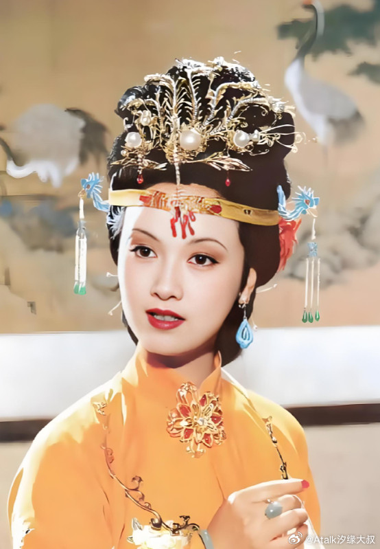 昨天刷到一个博主的观点，《红楼梦》中的王熙凤和王夫人都是蠢人！王夫人是蠢，这个说