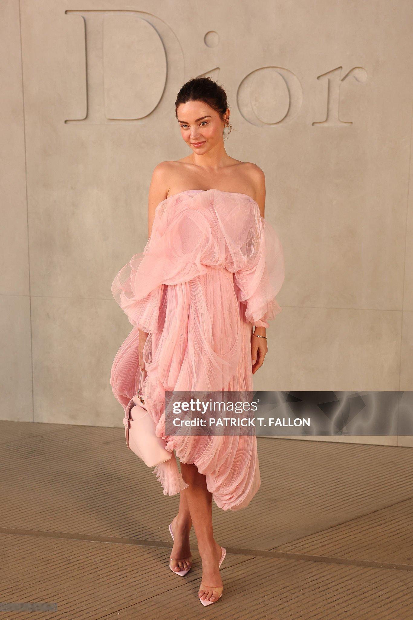 MirandaKerrx迪奥二零二七早春秀穿粉色裙装的甜可儿🎀