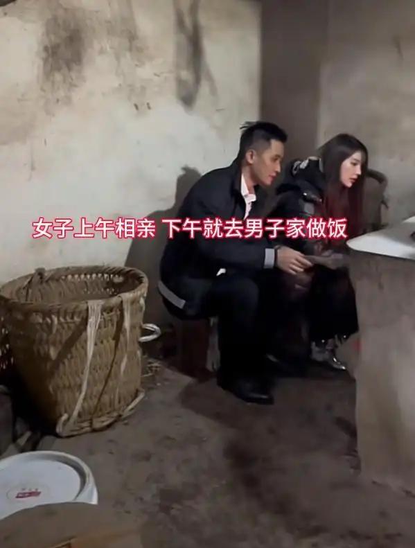 上午刚相亲见面，下午姑娘就跟着小伙回了农村老家，系上围裙在灶台前忙前忙后，洗菜、