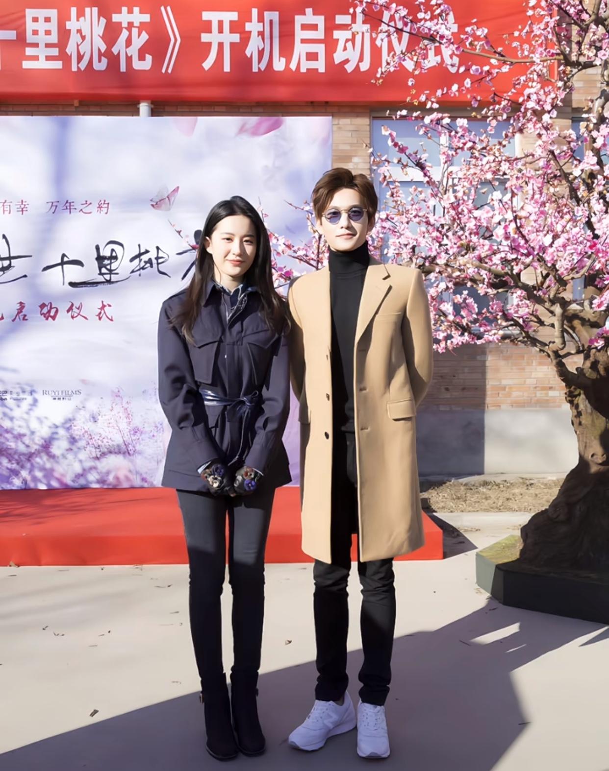 终于找到一张真实的照片，能看出刘亦菲的腿型是很好看的，身材比例也非常好。腿