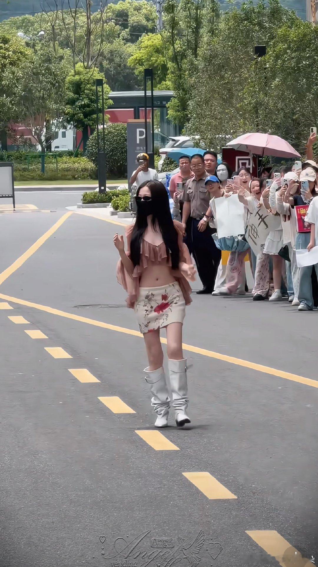 虞书欣的很多穿搭都给我一种在擦边的感觉