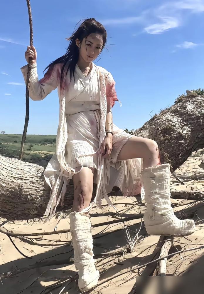 赵丽颖按住微信发了段几秒的男声语音，当场砸穿古装剧的演技天花板，顺手扯下了今年新