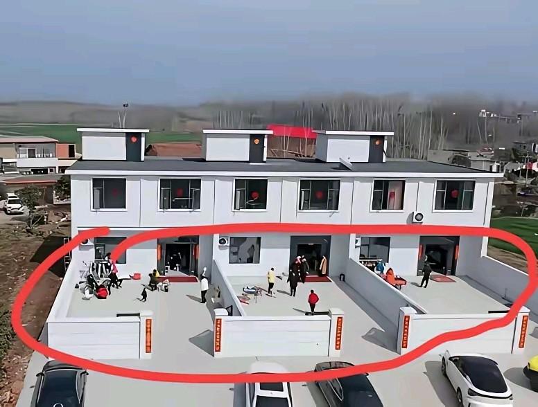 大家觉得三兄弟有必要把院子中间隔起来吗？老家有一家三兄弟建了连排的别墅，房子建得