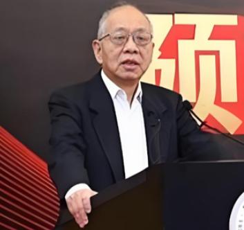 “遮羞布被扯掉了！”美籍华裔数学家丘成桐曾表示：中国的数学水平比美国落后了80多