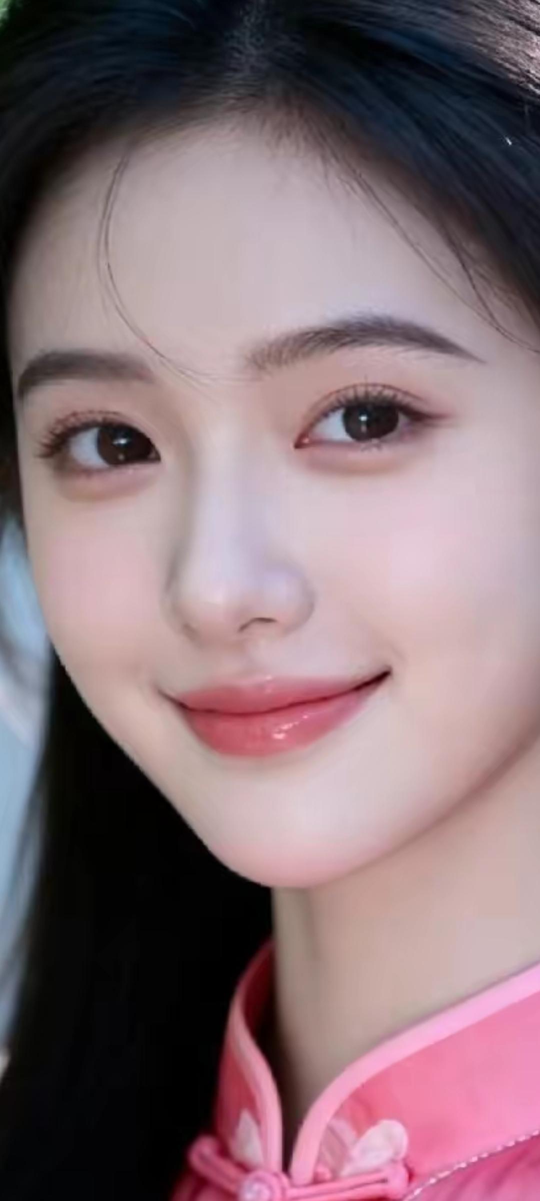 甜美笑容，粉色旗袍，少女心爆棚！💕🌸👗