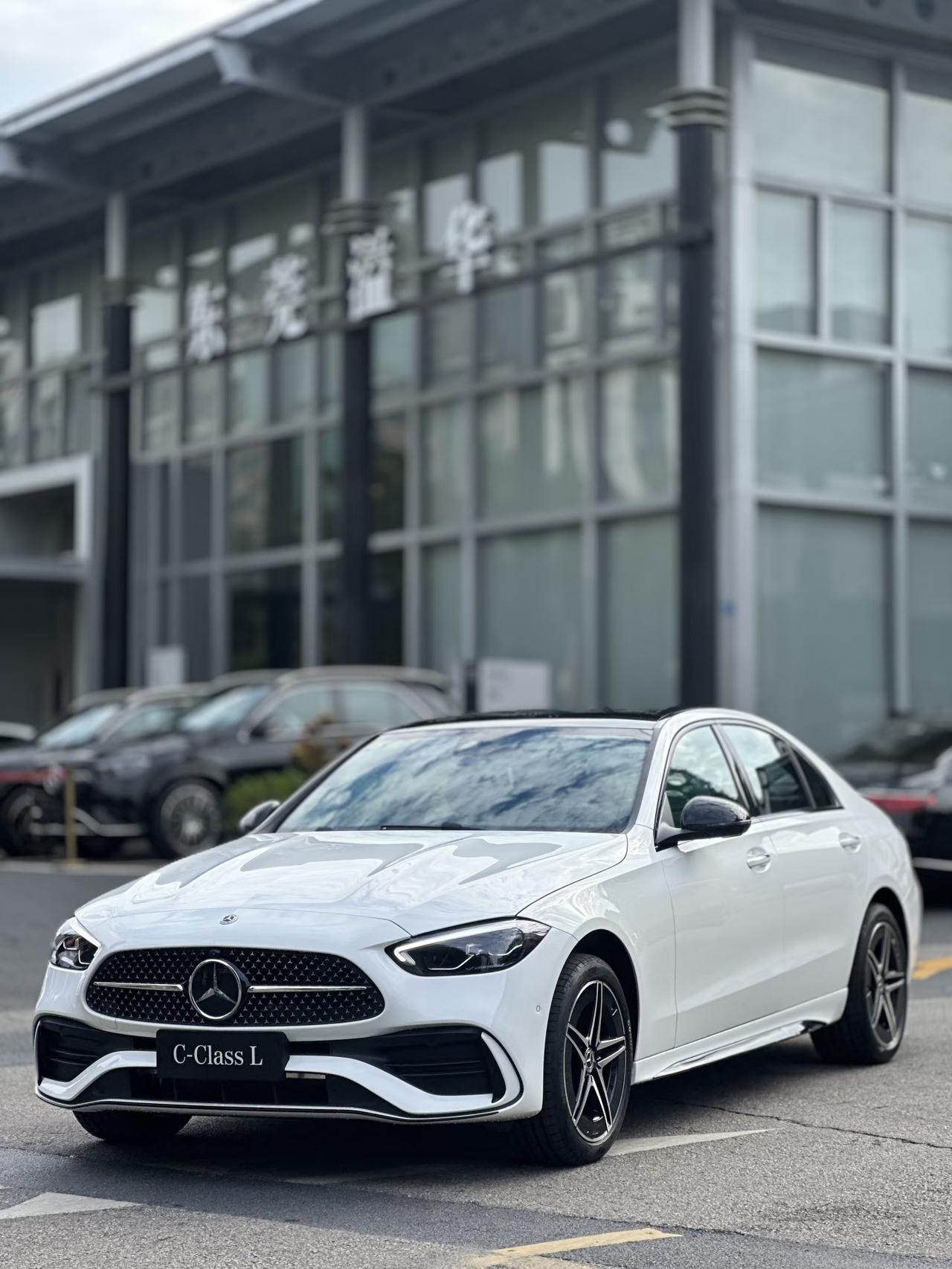 可以说奔驰C这辆车是把这帮合资车的嘴角，展现的淋漓尽致的一款车，前几年奔驰C混的