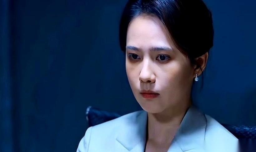 《黑夜告白》第24集，乔素清终于开口了。她坐在审讯室里，灯光打在她脸上，惨白惨