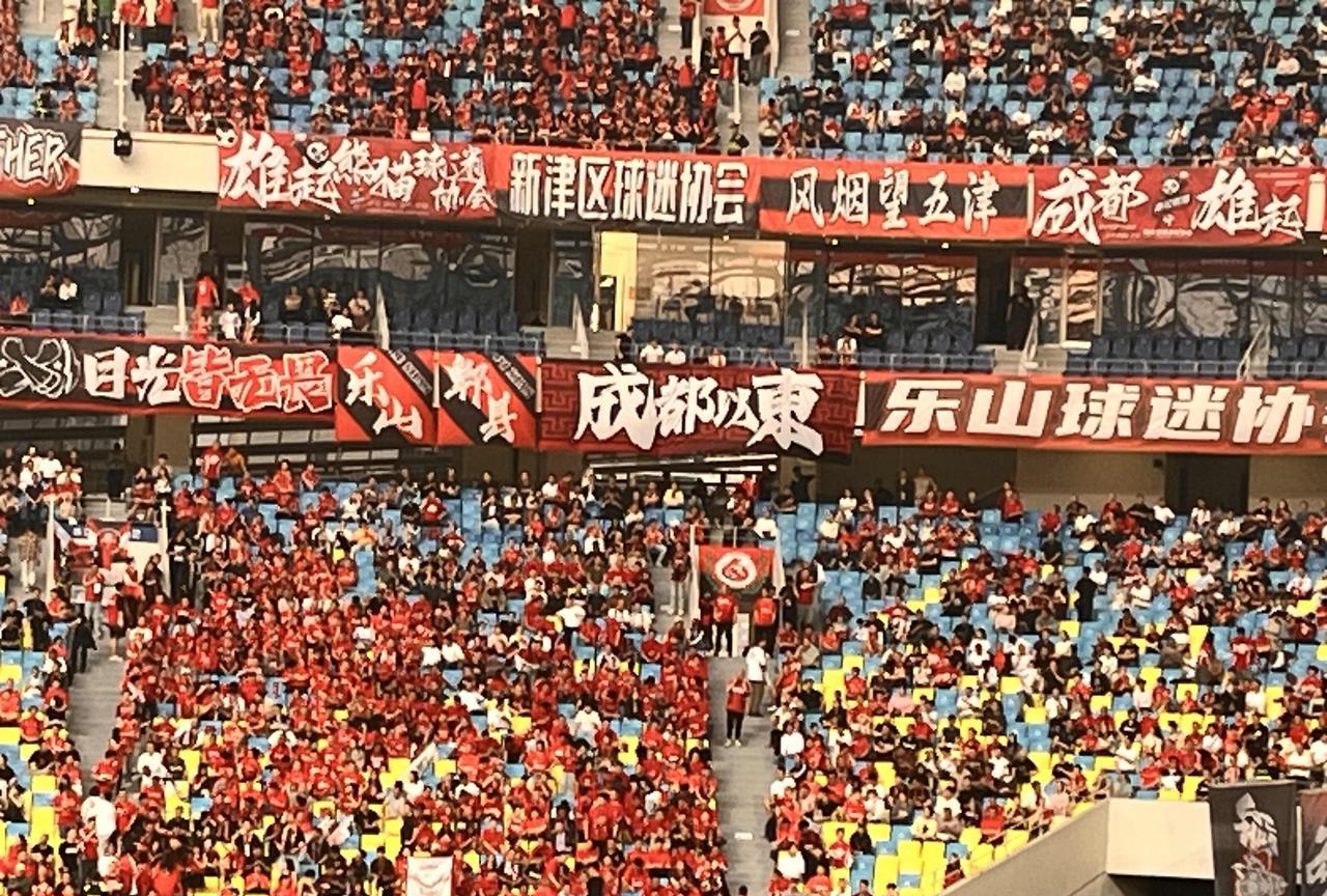 成都蓉城是否会吃散伙饭？俱乐部正面回应来了……今天的媒体开放日，俱乐部老总俞杨