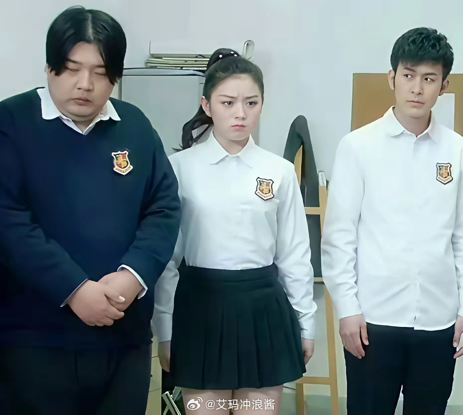 早期的田曦薇，差点没认出来，感觉她还是刘海更有辨识度，不过这样也可爱！