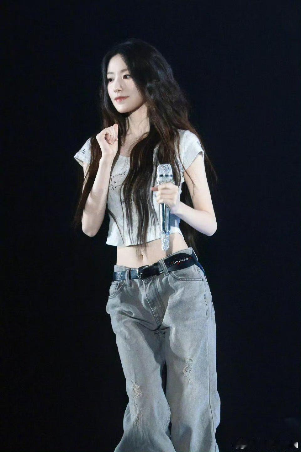 叶舒华瘦下来美成真人bjd了，所有人感受女王的神颜