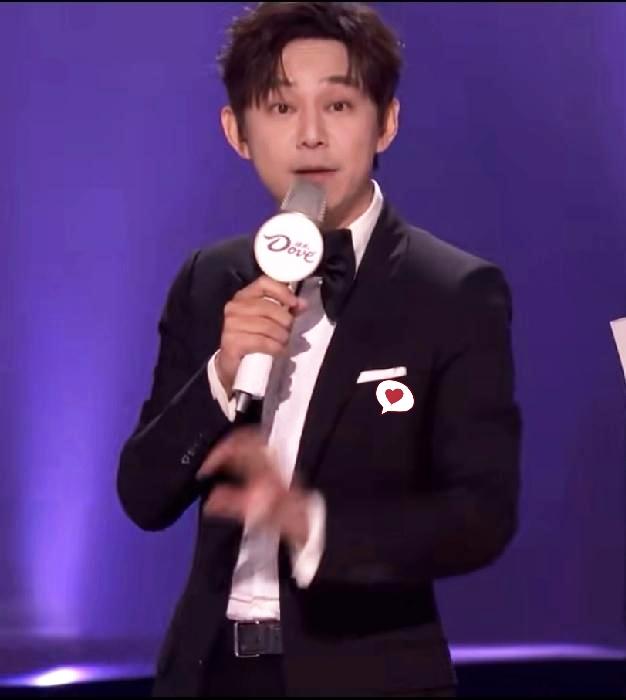 一觉醒来估计全网都替何炅捏把汗他可能自己都想不到竟然还有自己救不了的场