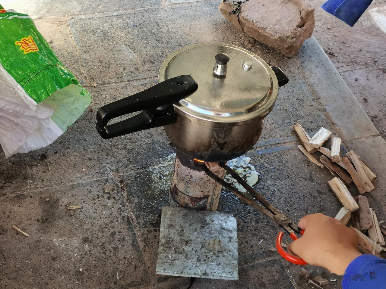 冬日三餐打卡今天起了个早做柴火鸡