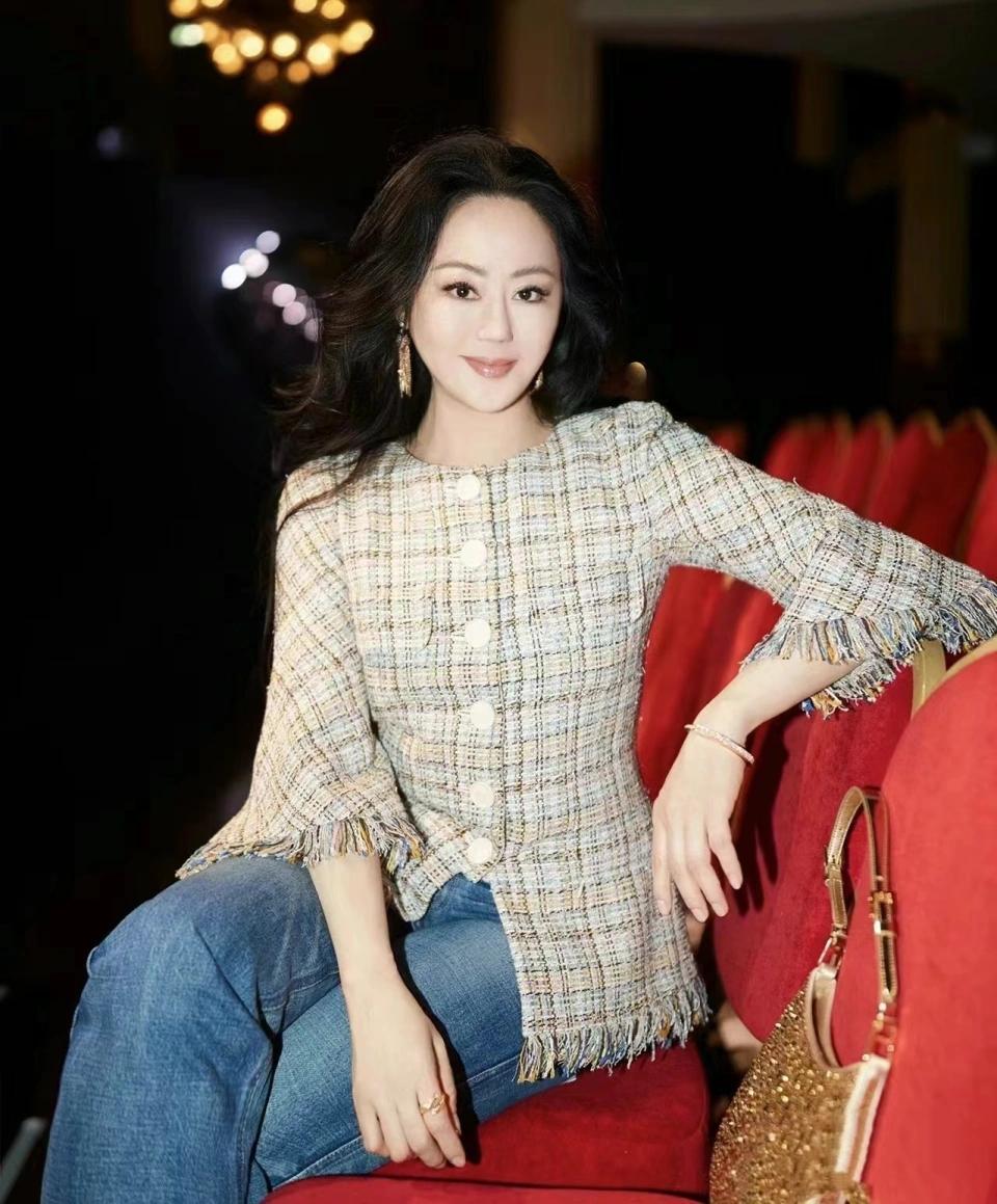 出大事了！又一保健品大型翻车，知名主播跟着倒霉！近日，央视曝光了“优思益”叶黄