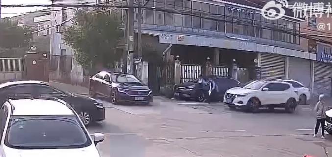 一个丁字路口三辆车都不减速，狠狠的撞到一起，卧龙、凤雏、张飞一起开汇了，这些人驾