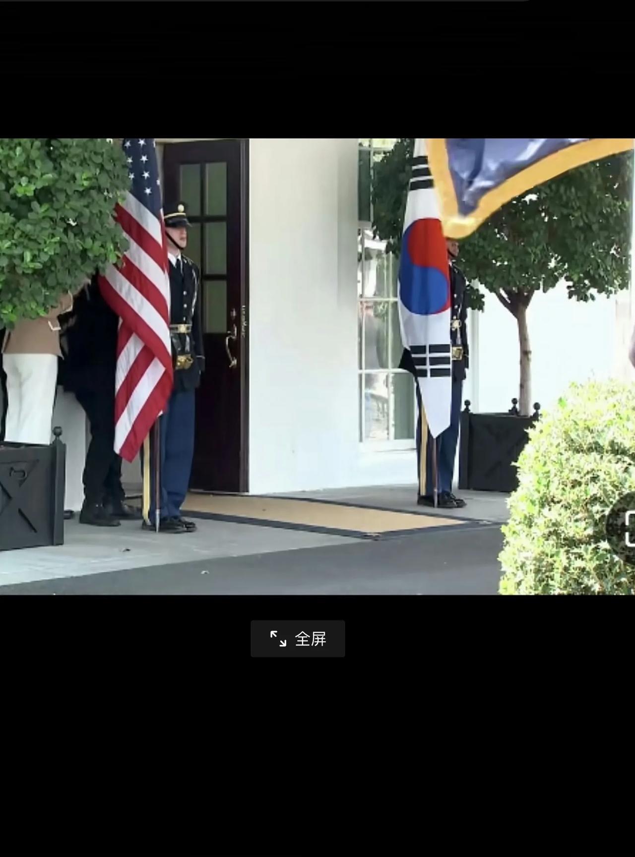 看看韩国总统李在明是怎样受到特朗普“待”见的：1、门前没有铺红地毯。这是美国接