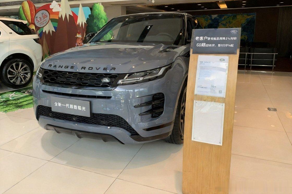 指导价42.98万，4S店清库价17.98万。路虎揽胜极光L，从加价20万排队提