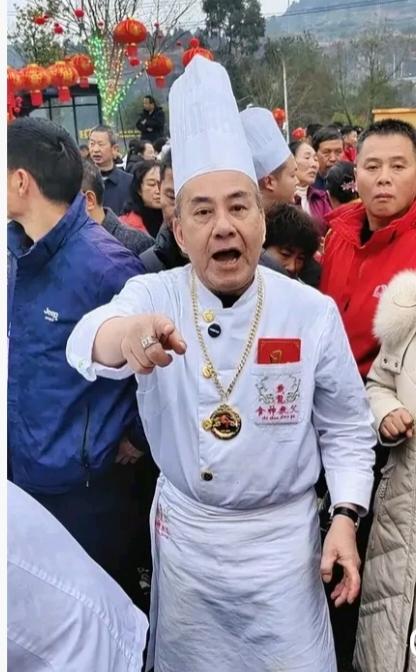 为张雪下厨的厨神戴龙履历真的非常绝，13岁进入酒楼帮厨，22岁担任印尼万隆五星酒