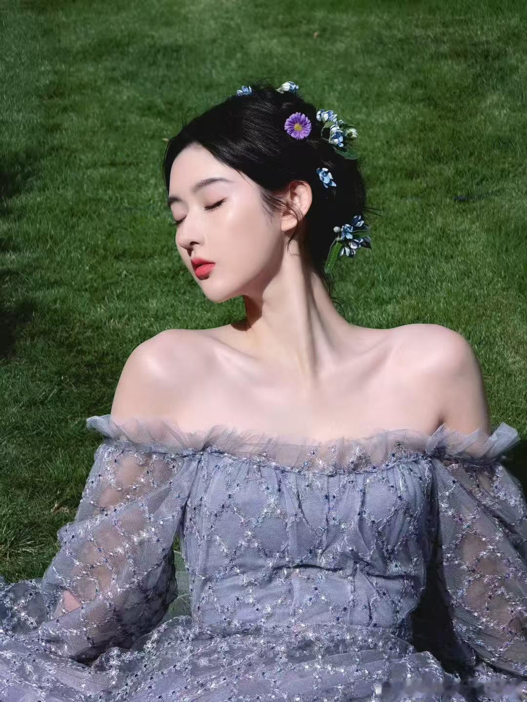 王玉雯紫色一字肩连衣裙​​​这个王姐美的好超过！！！花仙子本人了！​​​