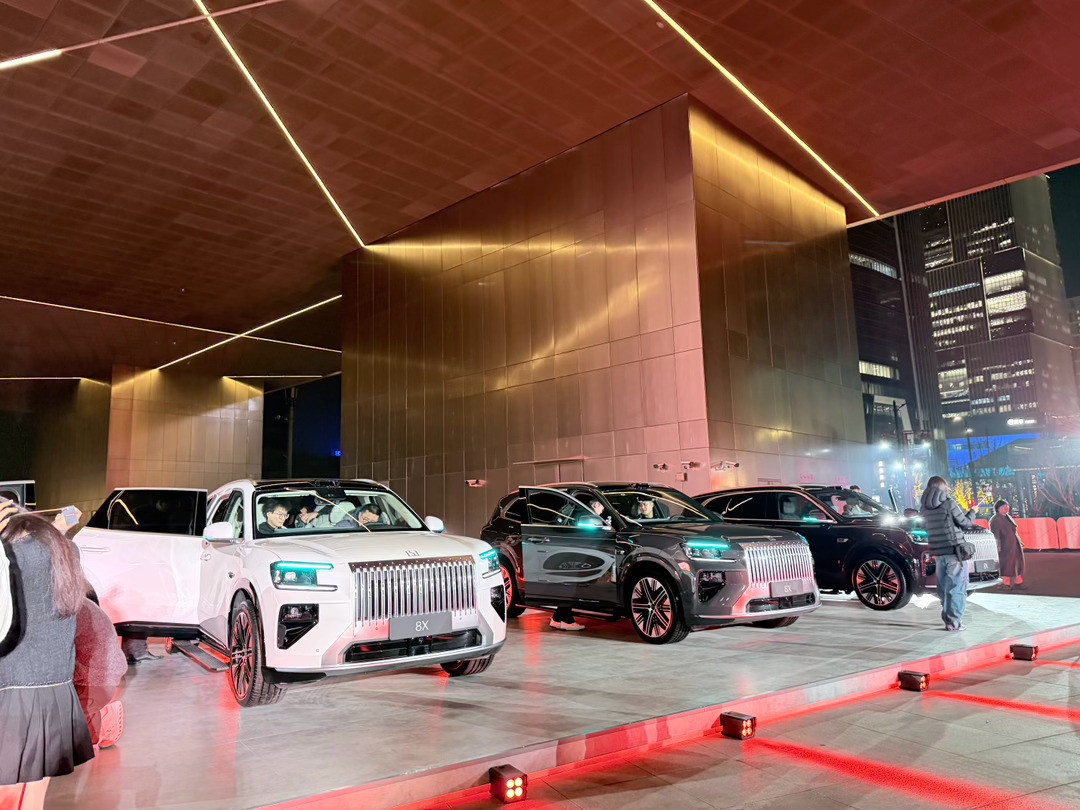 极氪8X上市喽：1.基础信息：37.68万起预售，二季度上市，分Max/Ult