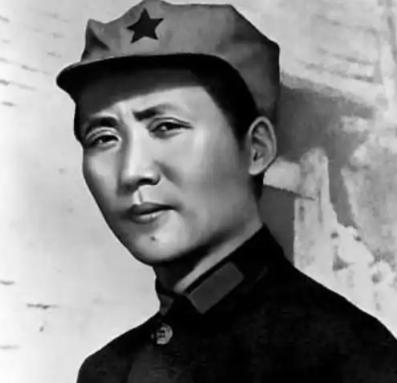 1937年，李德以不适应延安生活为由欲返苏联，毛主席劝他：“苏联正搞大清洗，此