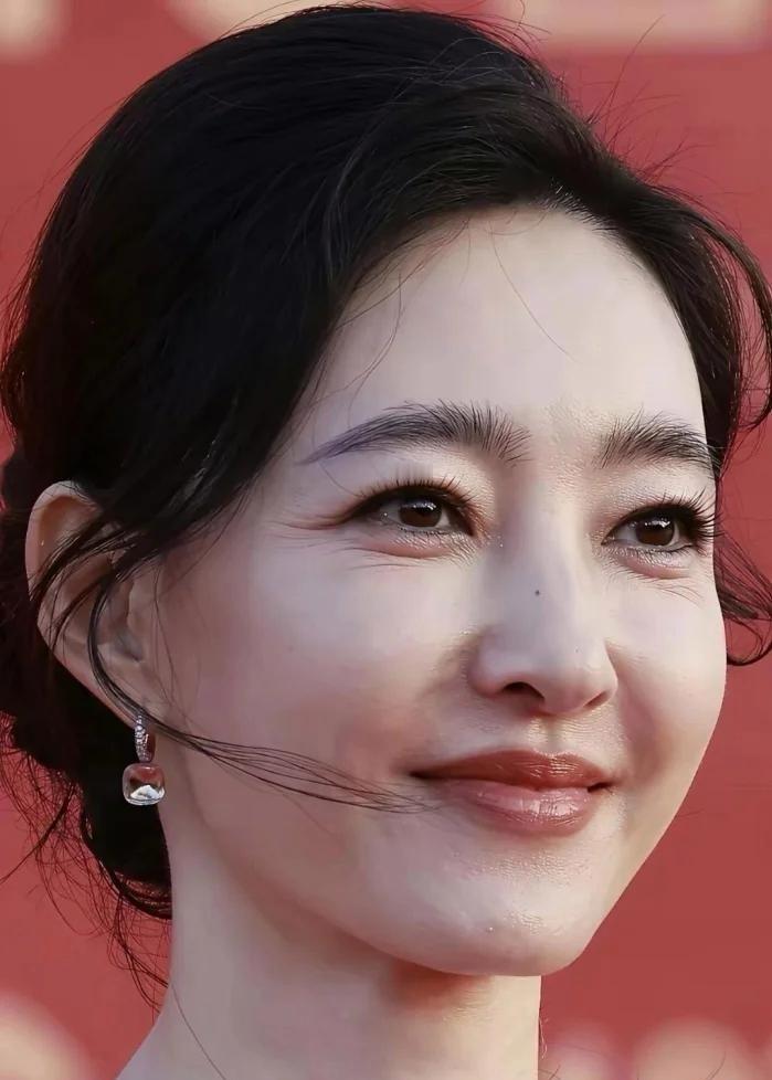 王丽坤气质真的太绝了，清冷又温婉，美得干净又高级，眼角细纹也丝毫不影响