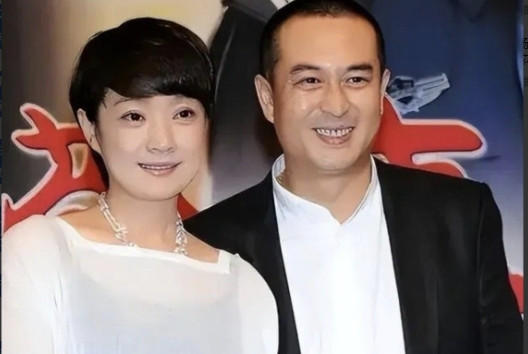 当年，张嘉译爆红之后，给妻子买了8000万的别墅，300万的豪车，但是前妻杜珺却