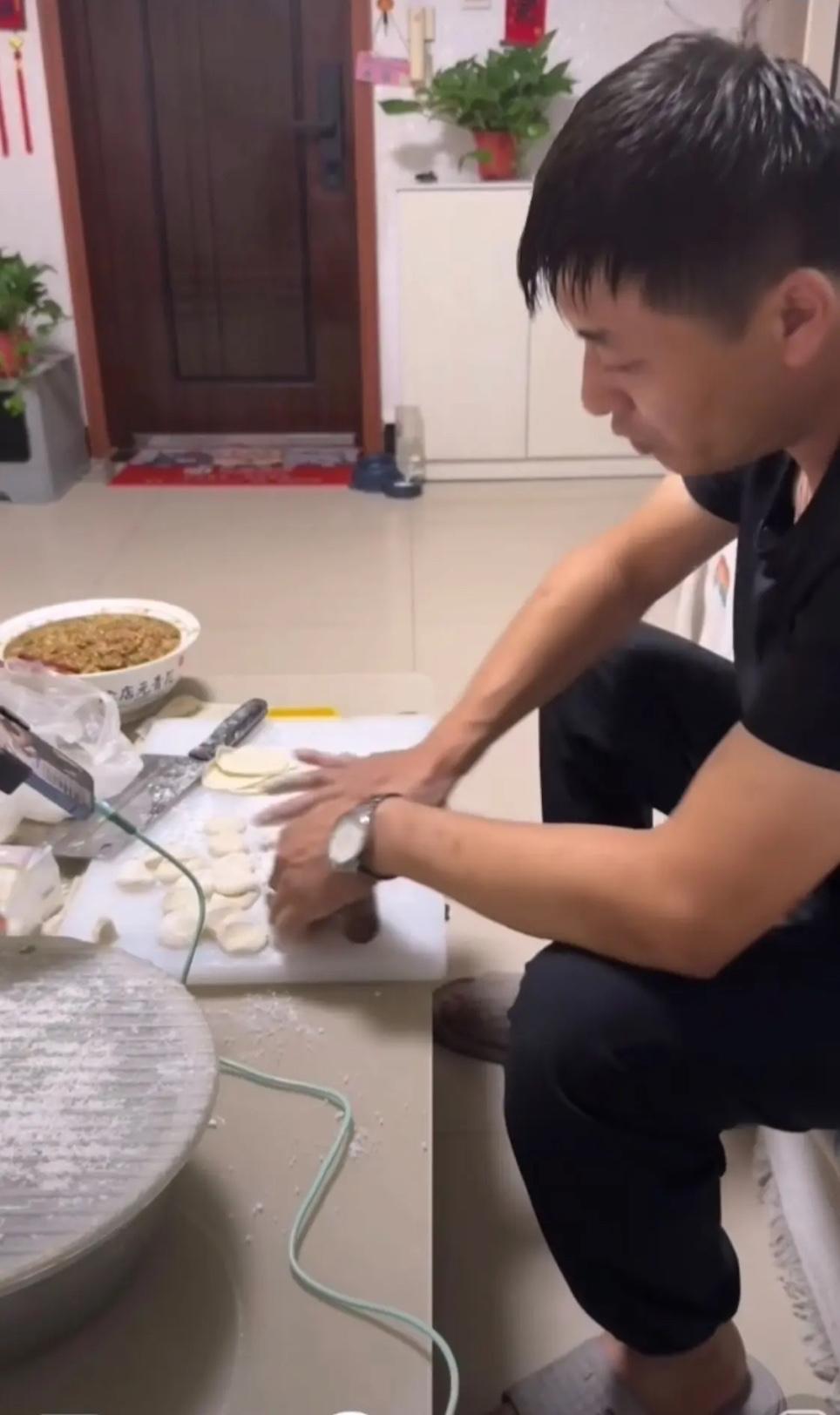 平顶山烧烤师傅陈杰，边包饺子边直播透露更多细节：自己单独住在70平的房子里，媳妇
