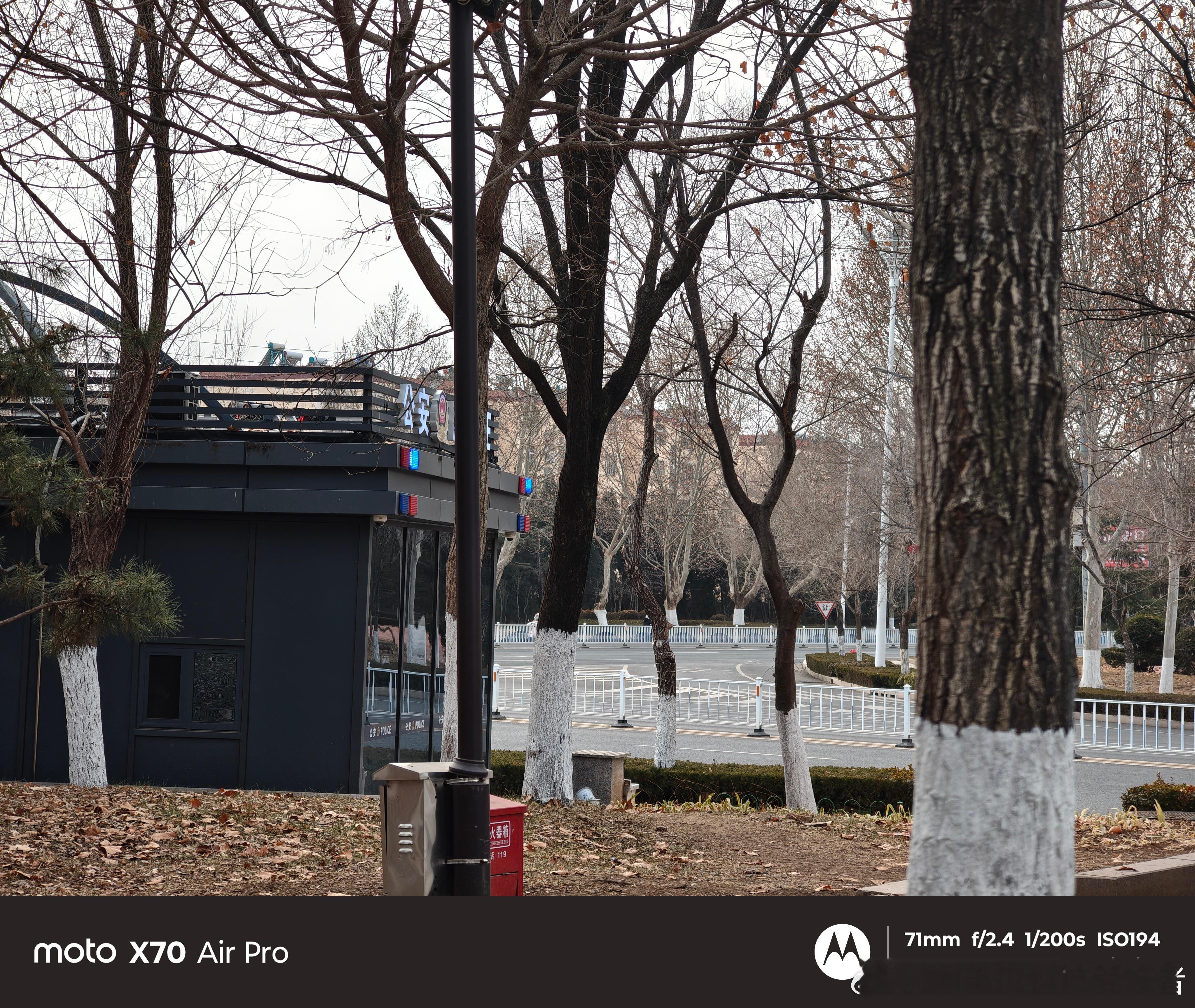 moto手机的系统还是爽，没有复杂的动画，没有乱七八糟的广告，运行速度就主打的一