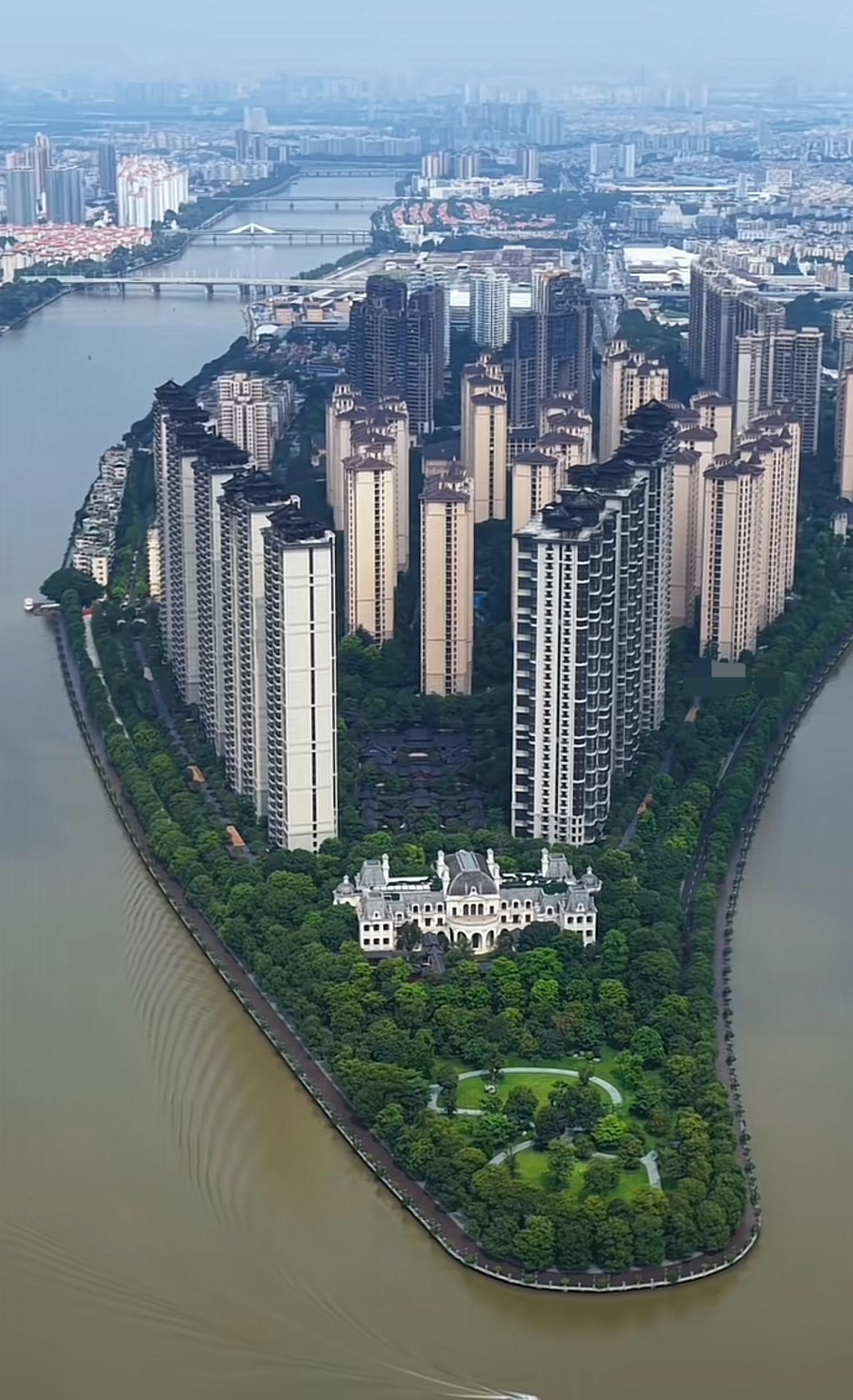 坐拥珠江盛景，匠筑品质华宅，广州星河湾半岛，演绎都市理想栖居。