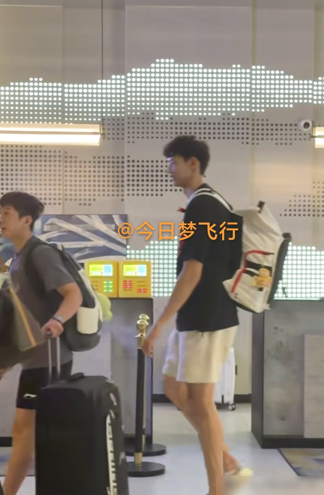 广东男篮抵达青岛备战，胡明轩、崔永熙等4人竟然直接免测，凭什么？这背后是CBA新赛季体测的残酷真相，