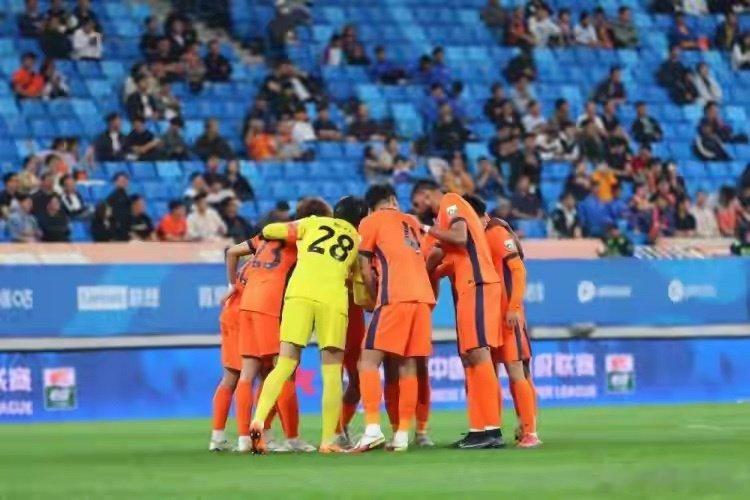 青岛海牛主场0-3国安，提前三轮降级。没有13年前的眼泪，只有沉默。竞技体育骗不了人，职业联赛更不会