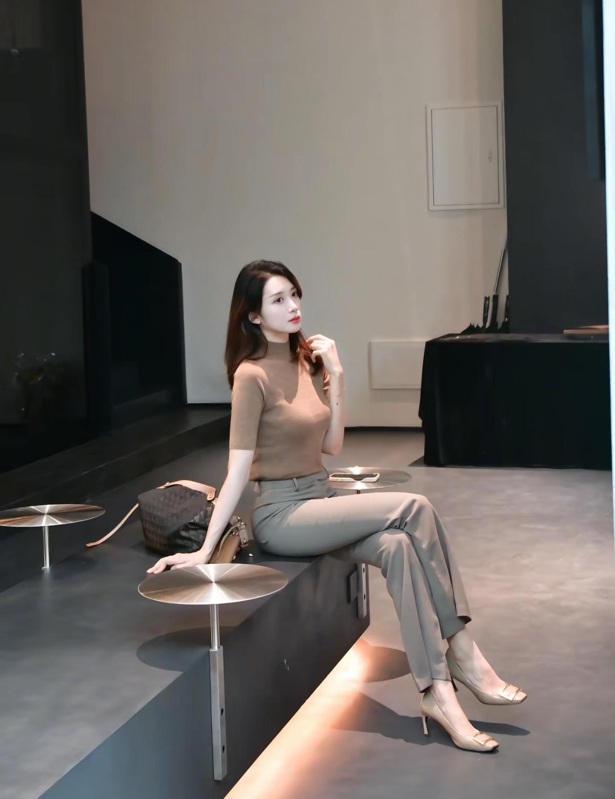 优雅气质穿搭，简约时尚，尽显女性魅力！