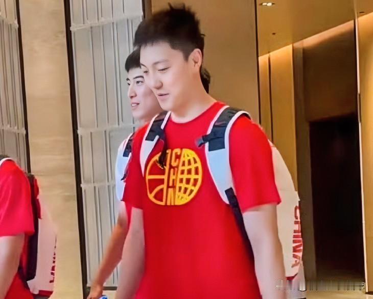徐杰：胡椒仔，你也离开国家队集训营啦？？胡明轩：这不挺好的吗？刚符合我之前采访
