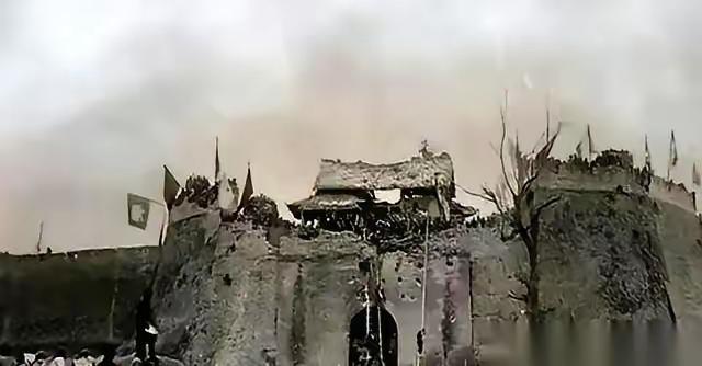 他们把女人，钉在门板上。你没看错，就是用钉子，活生生的人，像一幅画那样，钉在自己