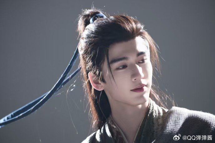 妈妈我抽到张凌赫绝版SSSR了这谁看了不迷糊啊雪地里捡到谢征这种极品手办我直接