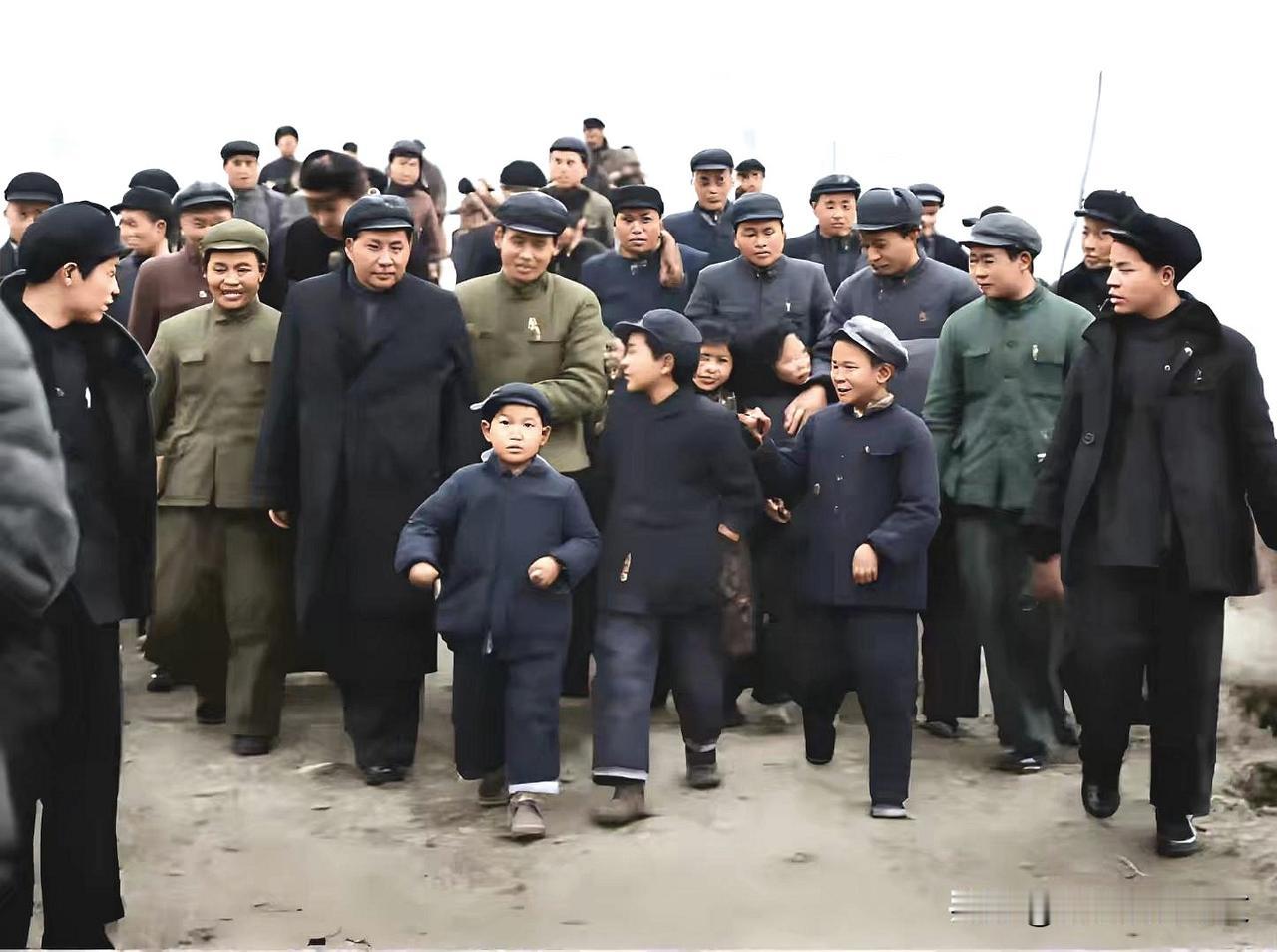 历史时光1953年2月18日，毛主席等人参观过黄鹤楼后离开时的场景这是1953