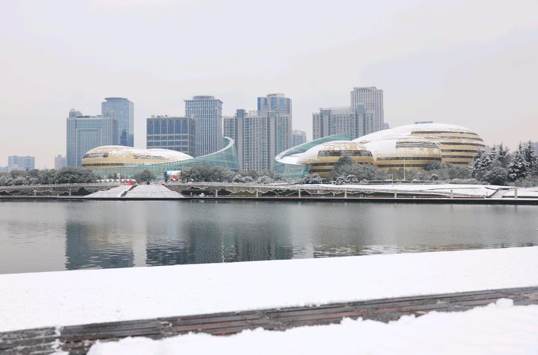 降温“冻”真格！多地暴跌25℃，背后3个原因说透了前几天还穿卫衣逛大街，转