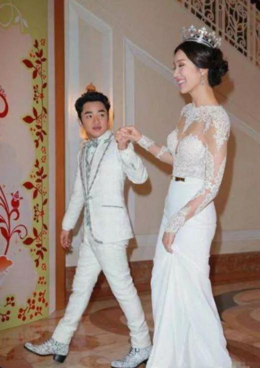 2010年，身高175的李亚男决定要嫁给身高163的王祖蓝，气得父母大骂：“中国