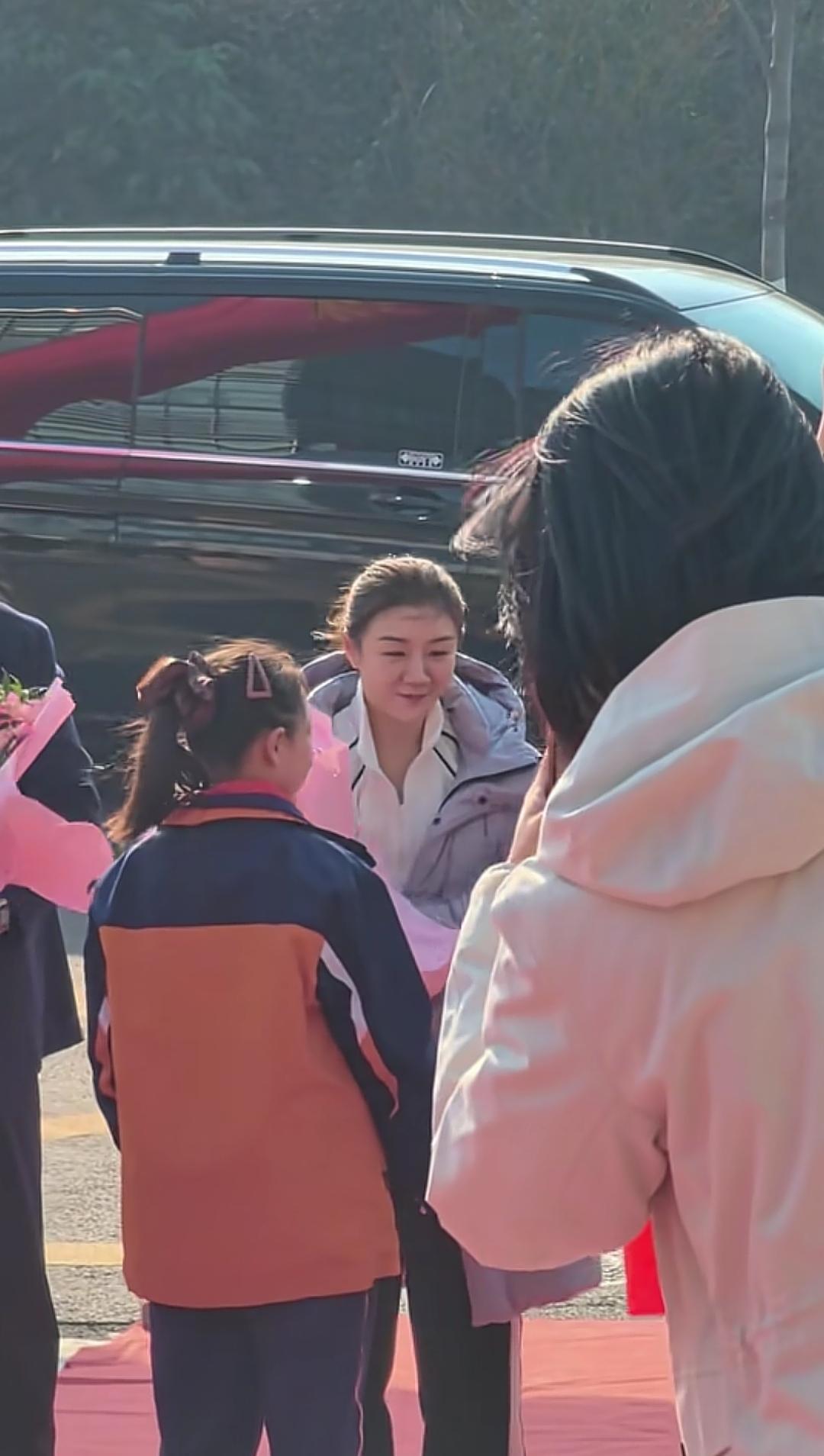 12月6日，陈梦回到了“陈梦（国科大）乒乓球特色学校”，同学们在学校门口夹道热烈