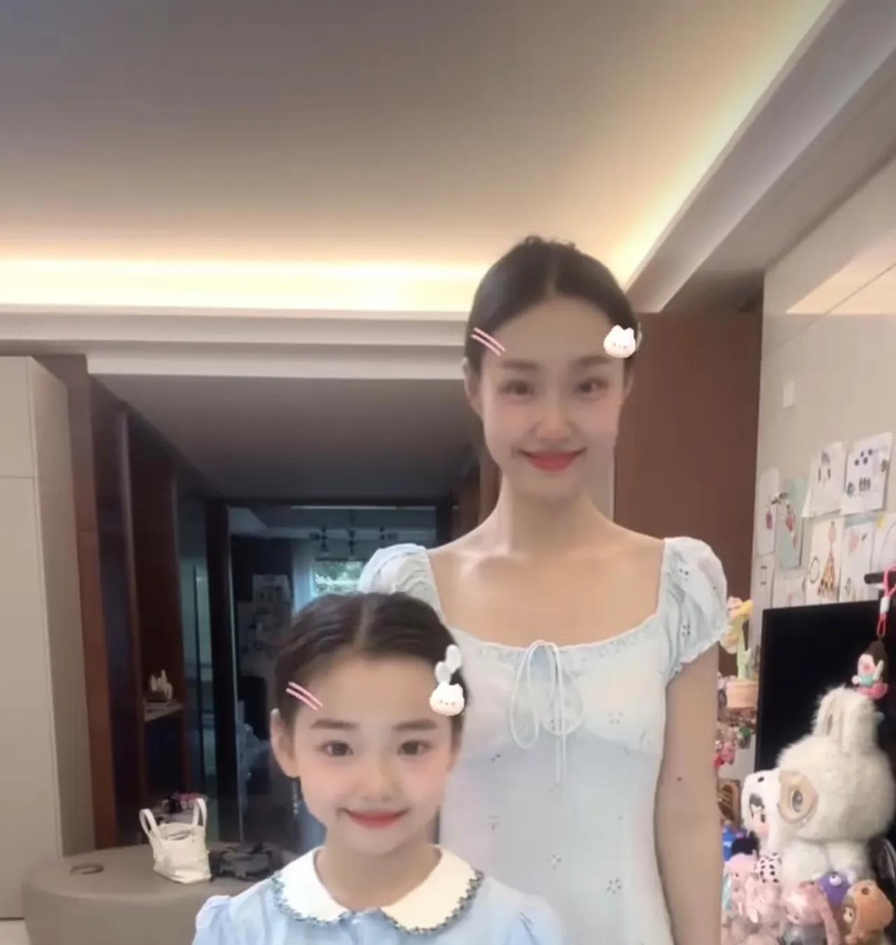 董璇女儿的近照曝光，模样实在惹人怜爱！小家伙五官精致灵动，笑起来时眉眼弯弯，和妈