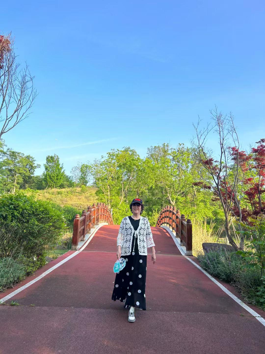 每天百步走，健康又长寿说到锻炼身体，我认为散步是最好的健身运动方式，尤其适合