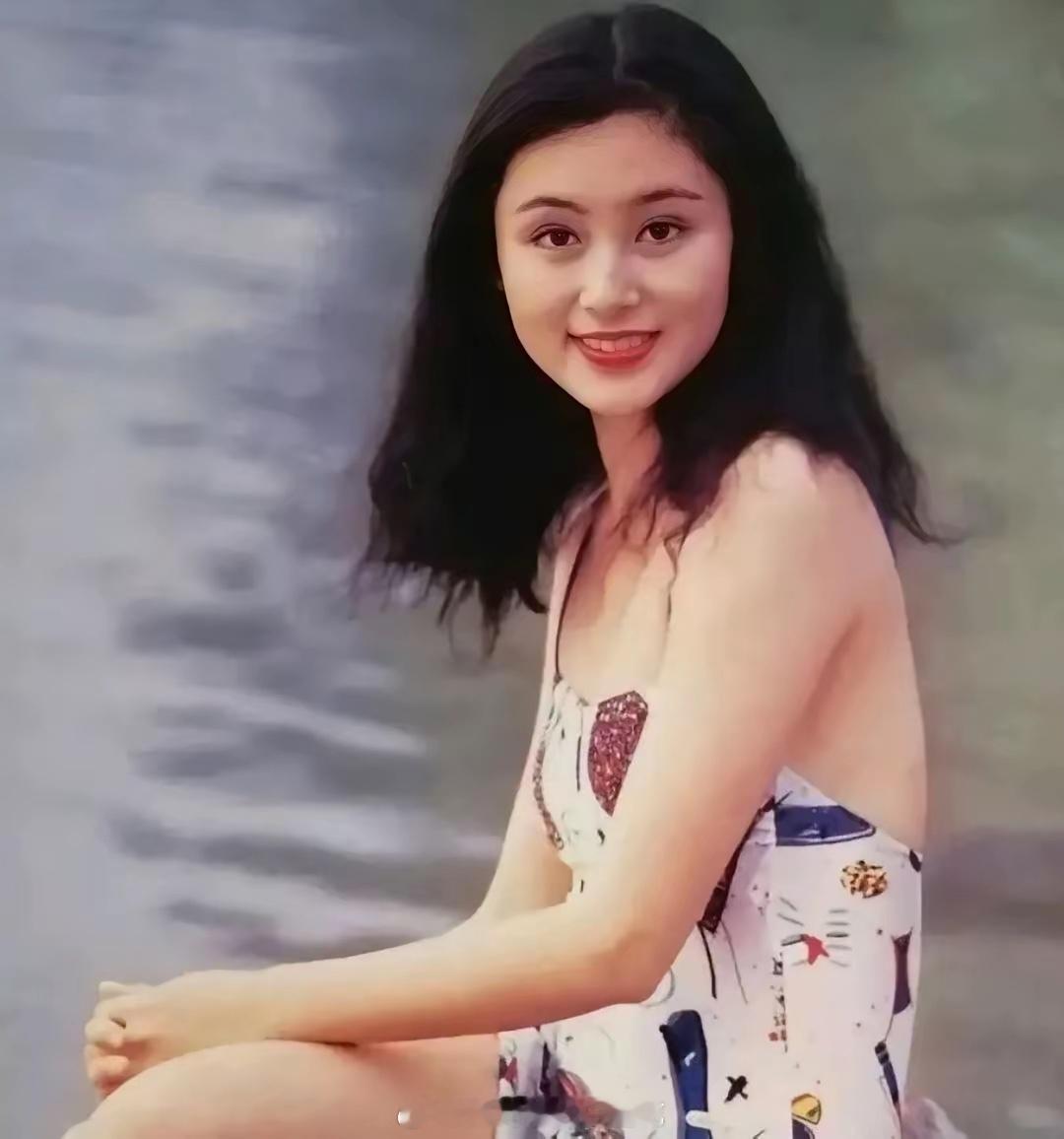 陈凯歌的眼光是真的毒，能在众多美人中，一眼锁定陈红，不仅娶到了绝世佳人，更收获了