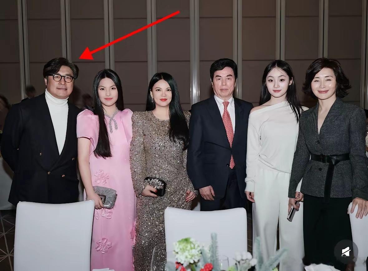 这个娱乐圈我最想不明白就是李湘了她明明不缺钱，还是只有一个女儿，为什么还能和离了