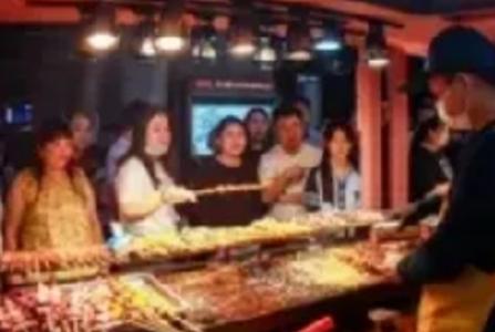 沈阳凌晨一点的夜市，18个壮汉吃了180串炸串、喝光5瓶白酒，结完账转身就走，摊