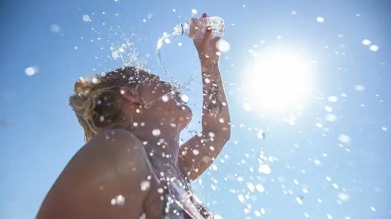 欧洲酷暑：不开空调真不行欧洲人这次可真遭罪了！40℃高温
