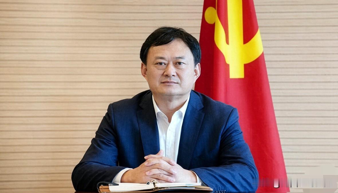 他曾任烟台市长。1946年出生，山东荣成人。1992年历任烟台市委副书记、副市长