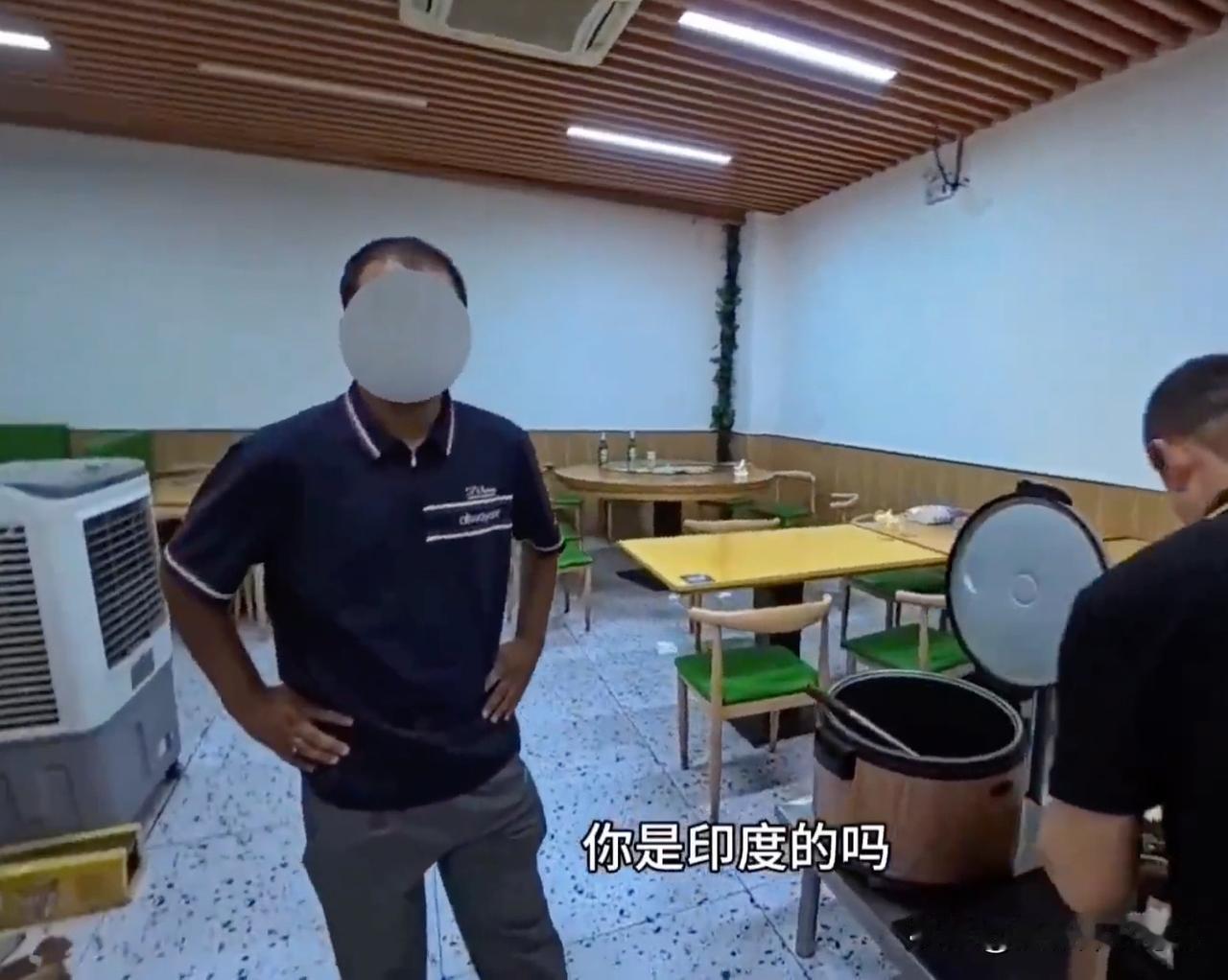 一印度哥们儿在杭州一餐馆直接将手伸进锅里面抓饭吃，结果被外卖小哥看见了。小哥上去