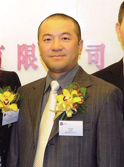 2012年，他离婚分走前妻200亿、买别墅、娶空姐，在伦敦买下了一栋希尔顿酒店，